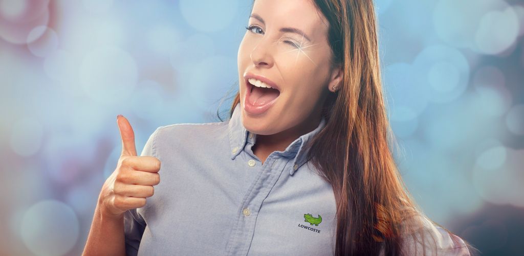 En jente i blå skjorte med falskt merke viser tommel opp og blunker. Illustrasjon.