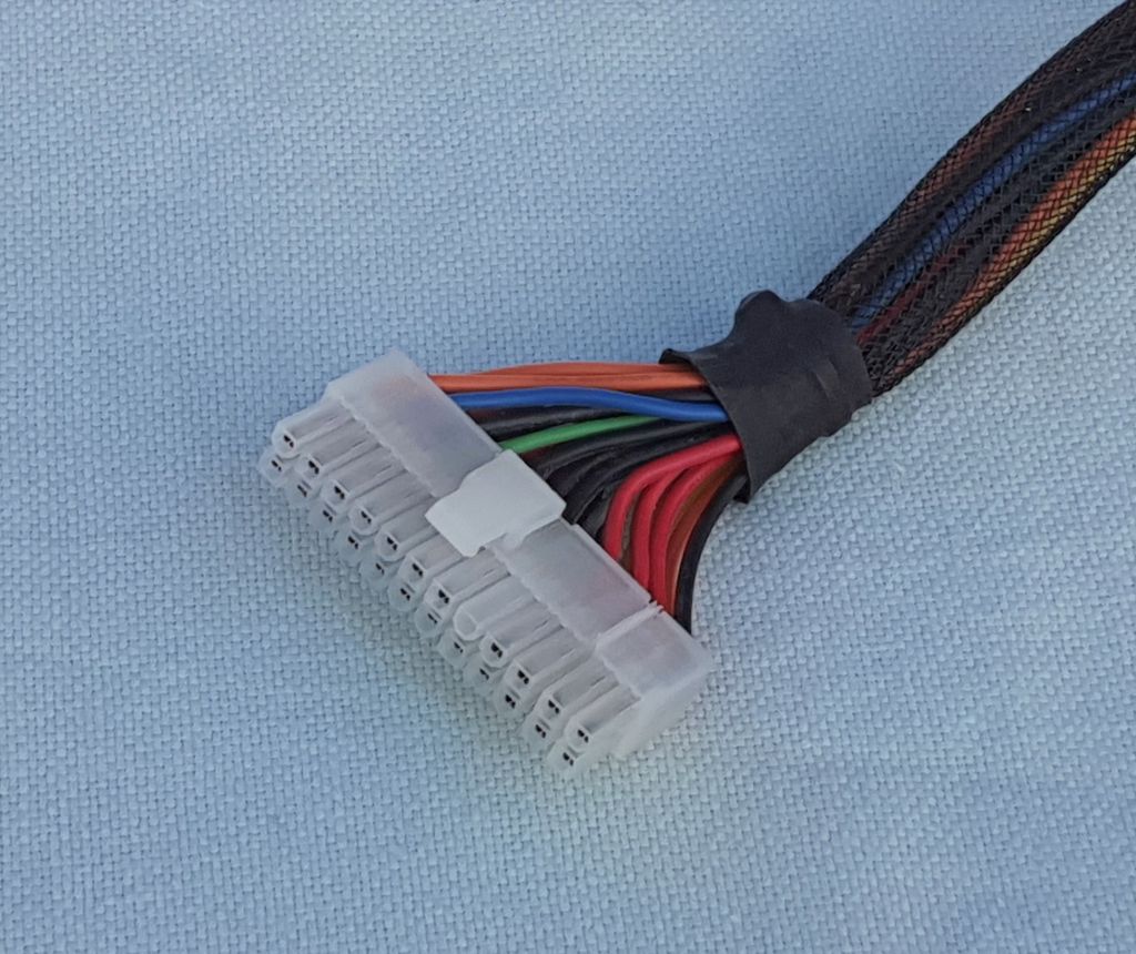 Flat hannkontakt som består av to rader med tolv pinner på hver rad. Foto.