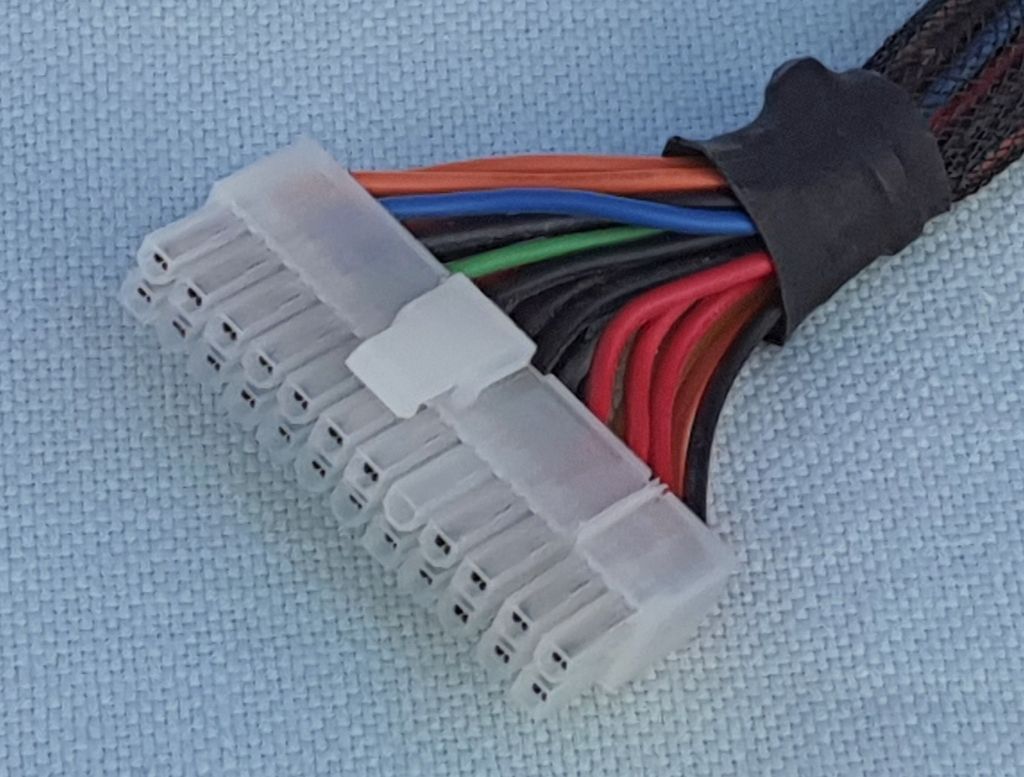 Flat hannkontakt som har to rader med tolv pinner i hver rad. Foto.