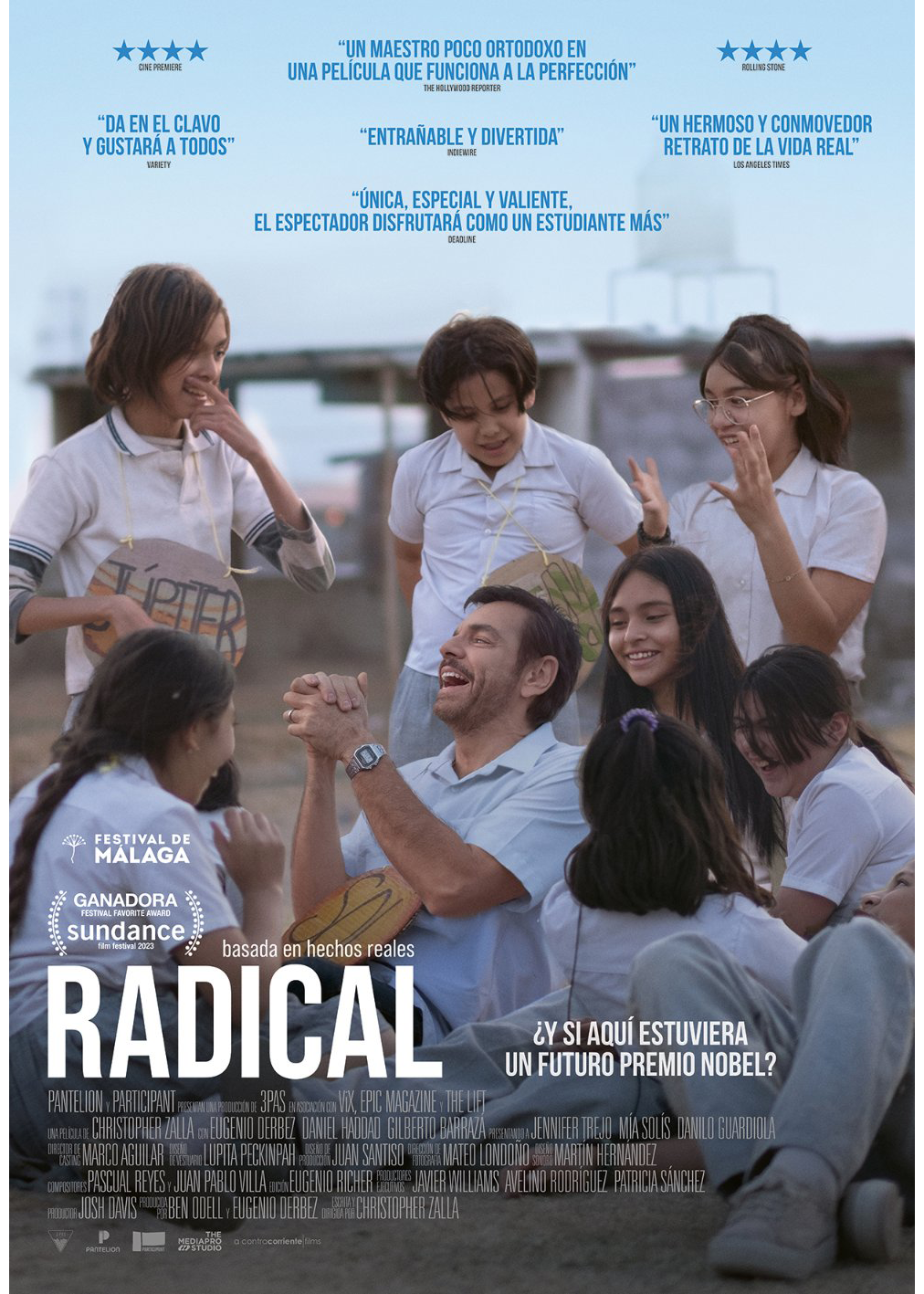 En gruppe elever i hvite skoleuniformer smiler og ler sammen med en mann på et utendørs område. Øverst er sitater fra filmomtaler. Nederst står filmtittelen Radical. Filmplakat.