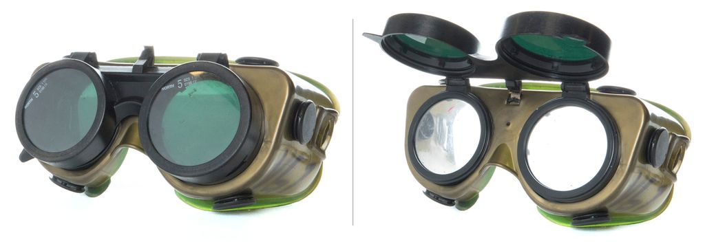 Eit par briller med tettsittande innfatning og grøne glas som kan vippast opp frå dei blanke glasa under. Foto.