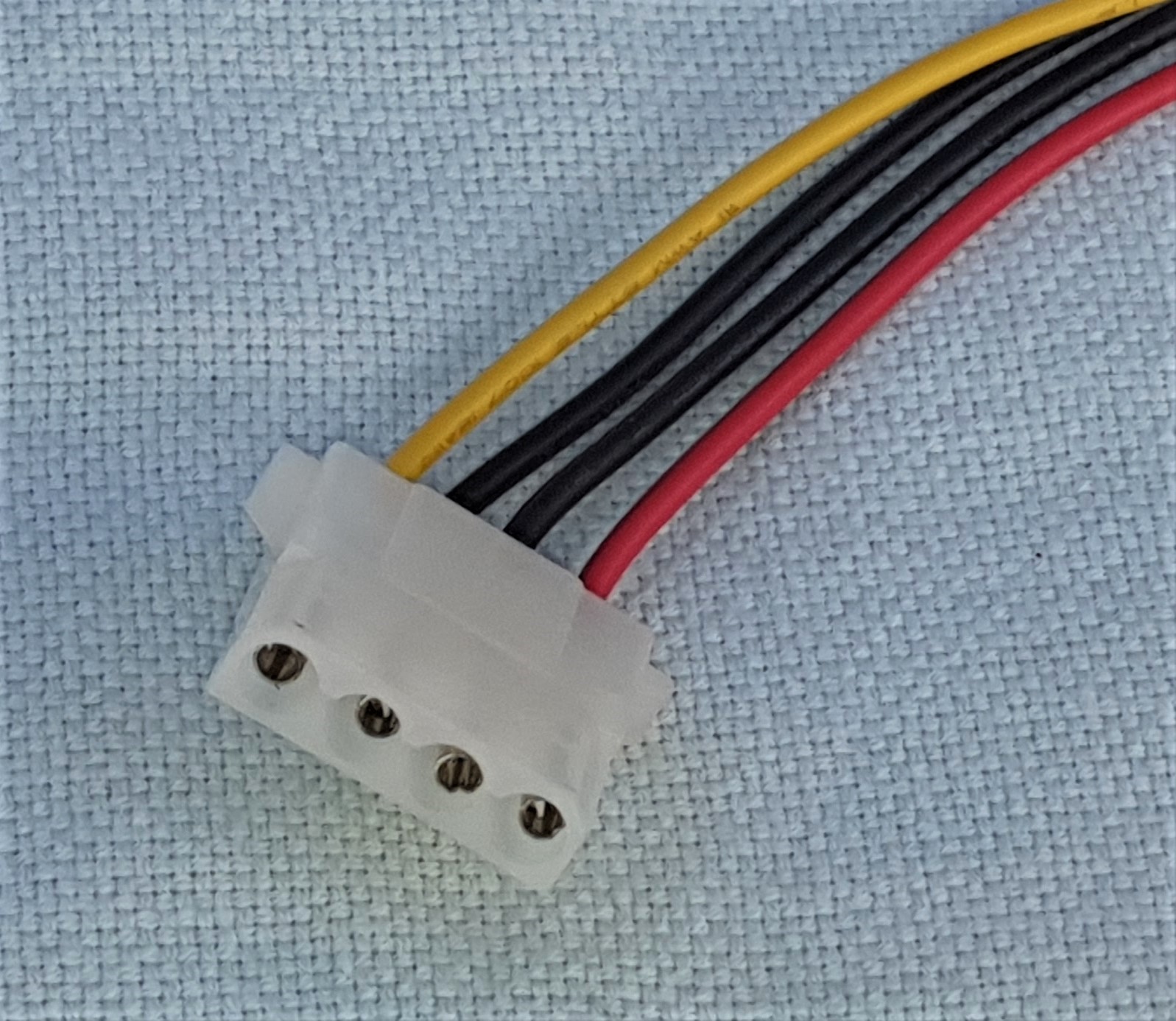 En hannkontakt med fire pinner på én rad. Foto.