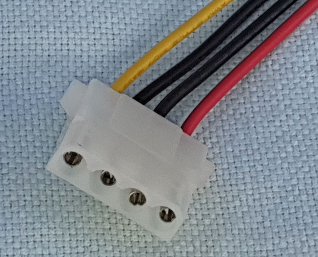 En hannkontakt med fire pinner på én rad. Foto.