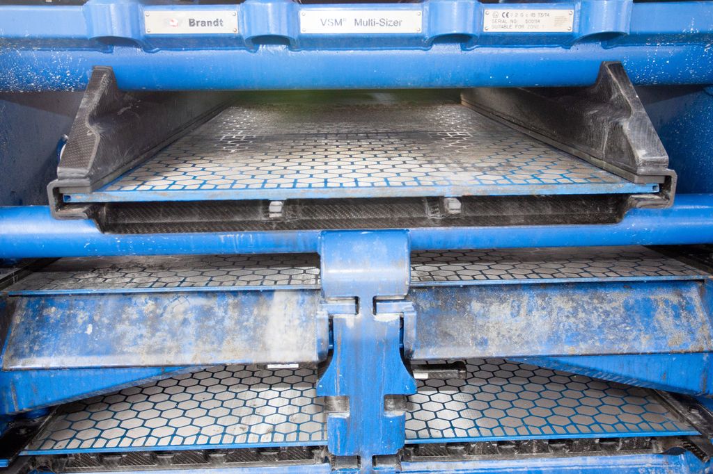 Bildet viser tre lag med filtre i en slamsiktemaskin. Foto.