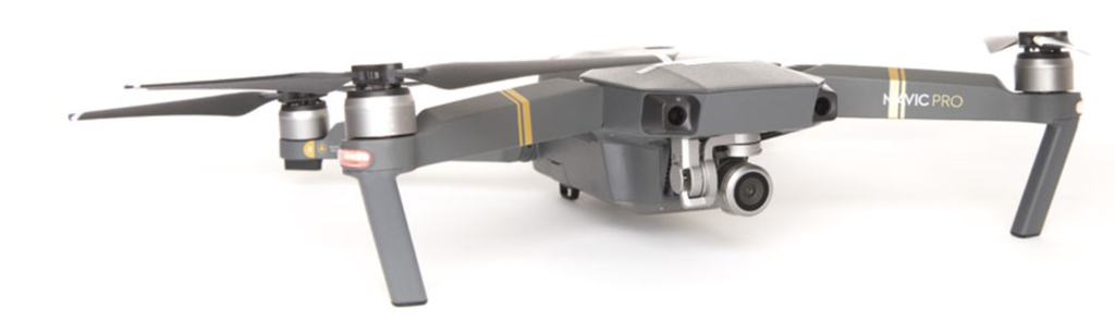 Drone til videoopptak med fire rotorar og ei kameralinse. Foto.