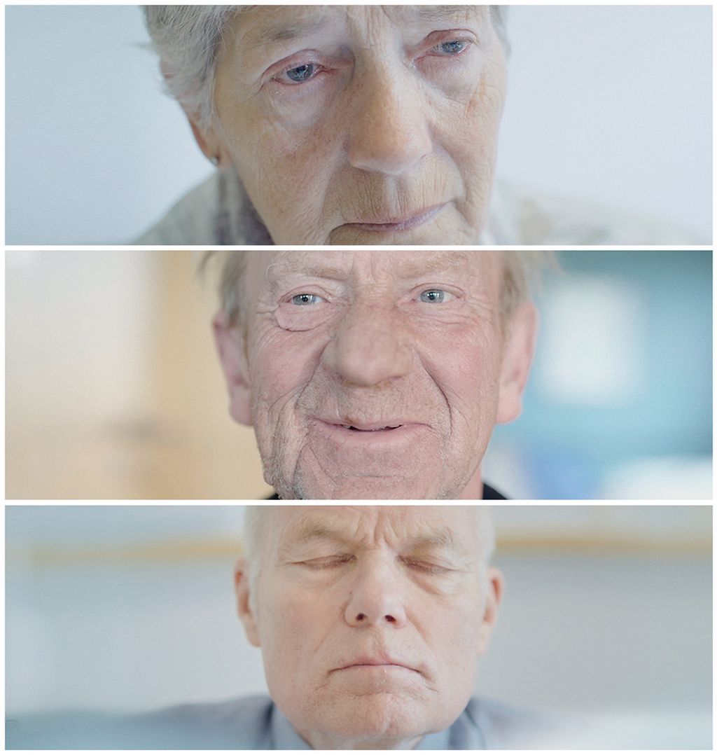 Kvinne som står og ser på en smilende mann på sykkel. Foto.