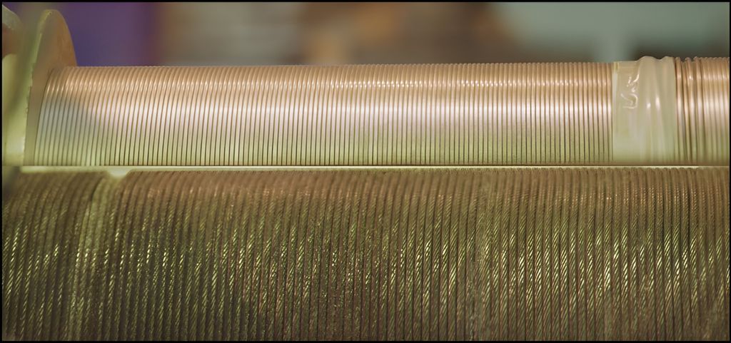 Flettet og glatt kabel på trommel. Foto.