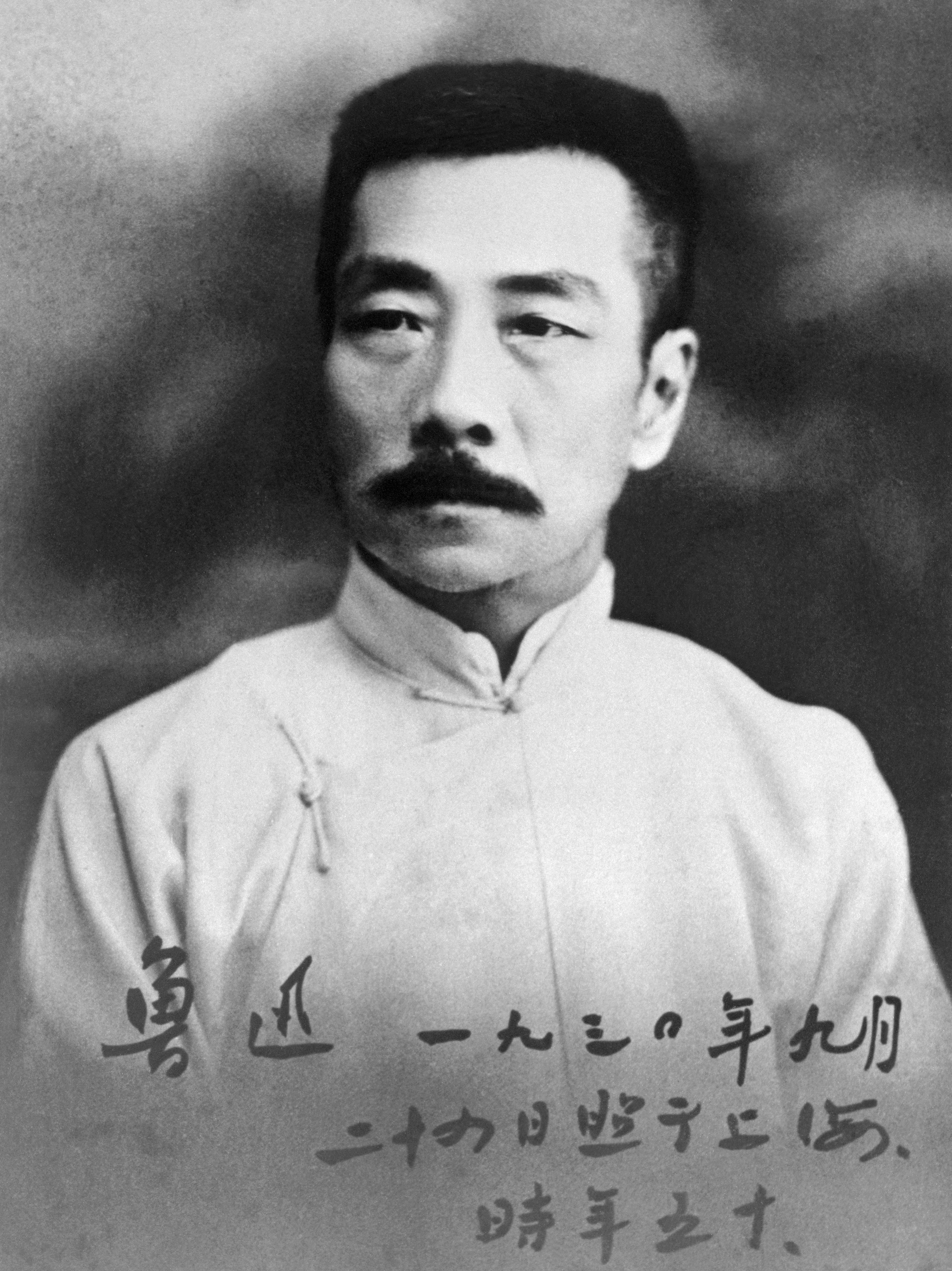 Portrett av Lu Xun fra år 1930. Da var han 50 år gammel. Sort-hvitt foto.