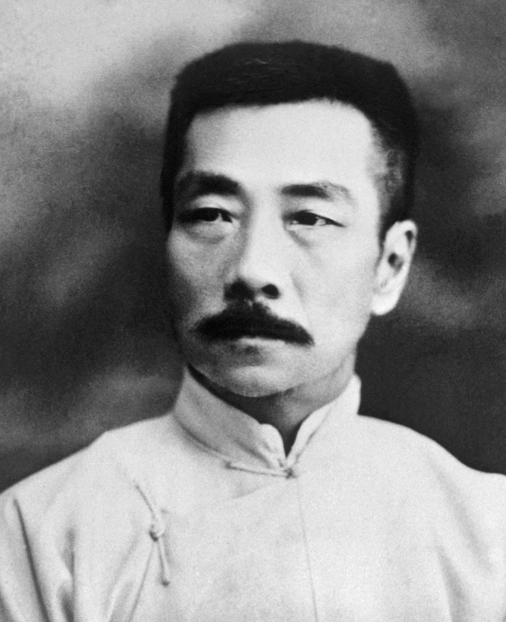 Portrett av Lu Xun fra år 1930. Da var han 50 år gammel. Sort-hvitt foto.