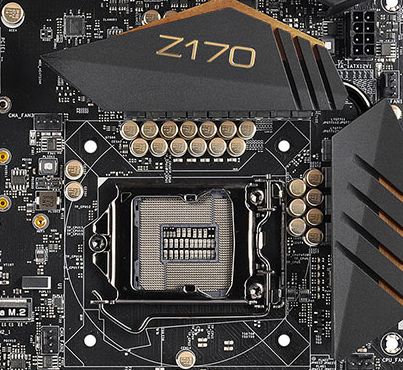 Nærbilde av hovedkort som viser prosessorsokkelen og komponentene, DC/DC-omformere, som er plassert rundt. Foto.