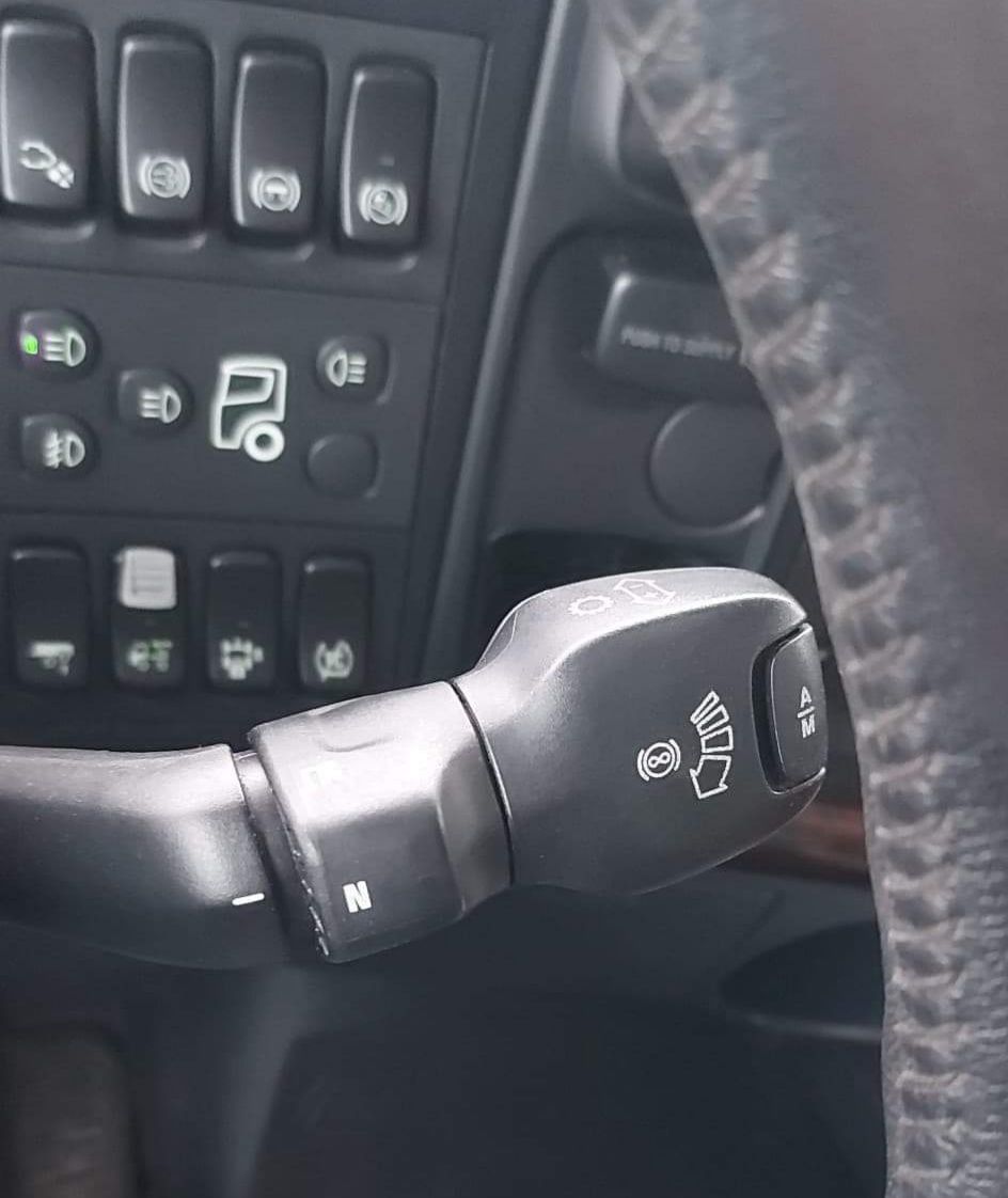 Bildet viser en retarder-spak i en lastebil. Foto.