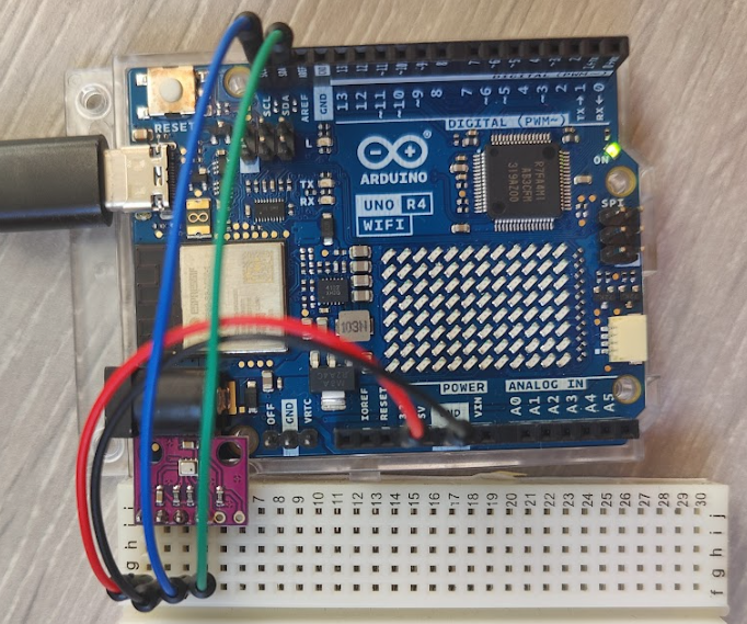Mikrokontroller og sensor på et koplingsbrett, kopla sammen med ledninger. Foto