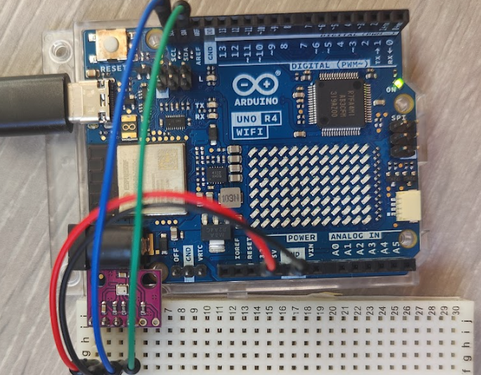Mikrokontroller og sensor på et koplingsbrett, kopla sammen med ledninger. Foto