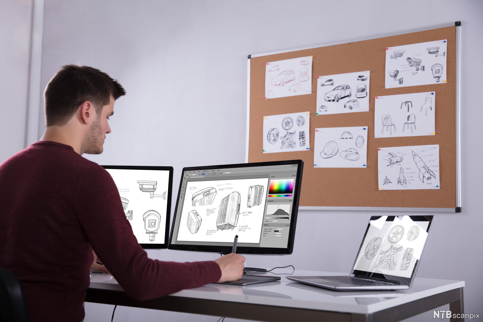 Designer jobber i et tegneprogram. Foto.