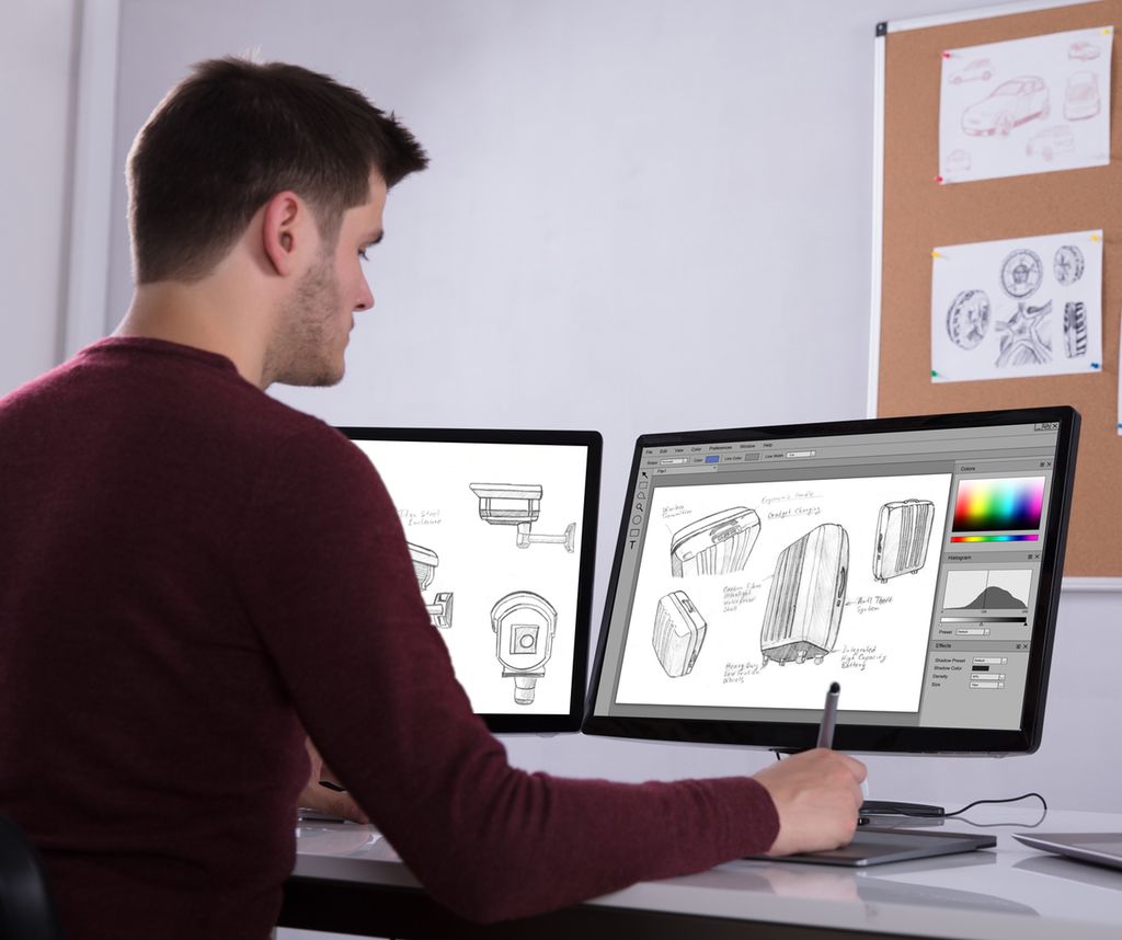 Designar jobbar i eit teikneprogram. Foto.