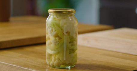 Blomkålbiter på et glass med lokk. Foto.