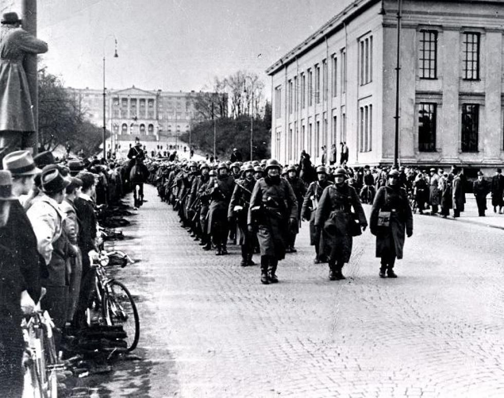 Tyske soldater marsjerer nedover Karl Johans gate i Oslo 9. april 1940. Svert-hvitt-foto.