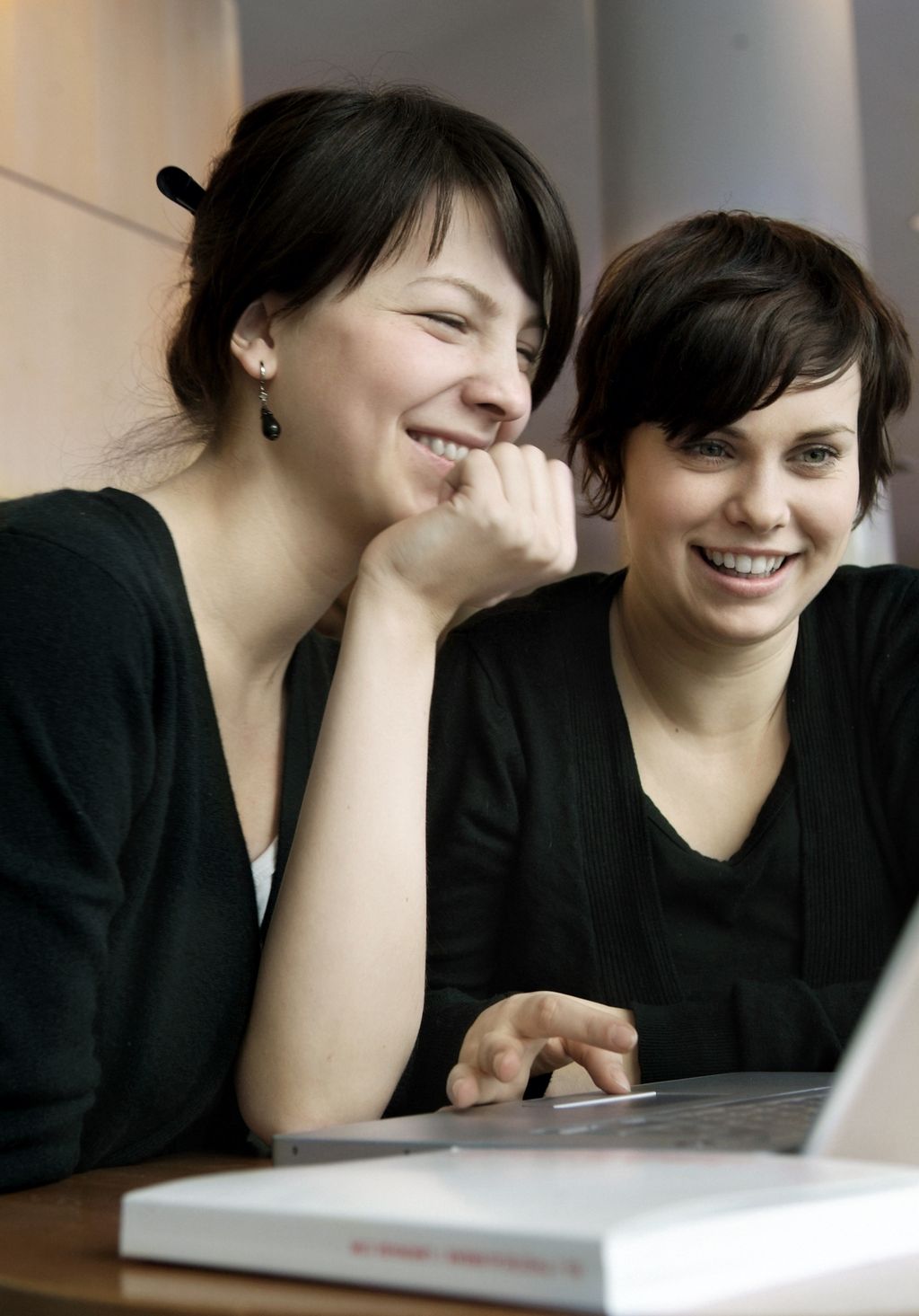 To jenter jobber sammen på en datamaskin. Foto. 