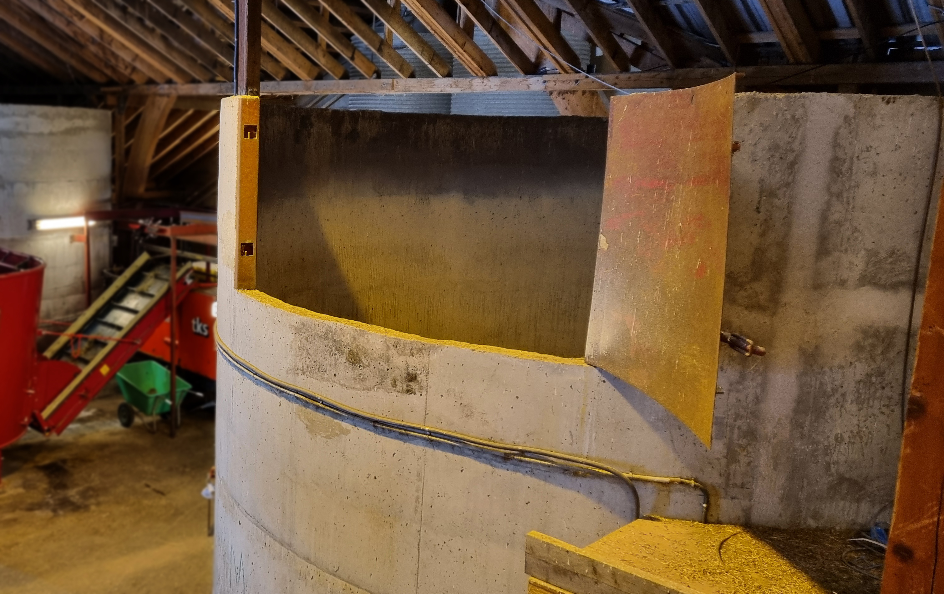 Åpning inn i en stor, sylinderformet bygning som er en del av et annet bygg. Foto.