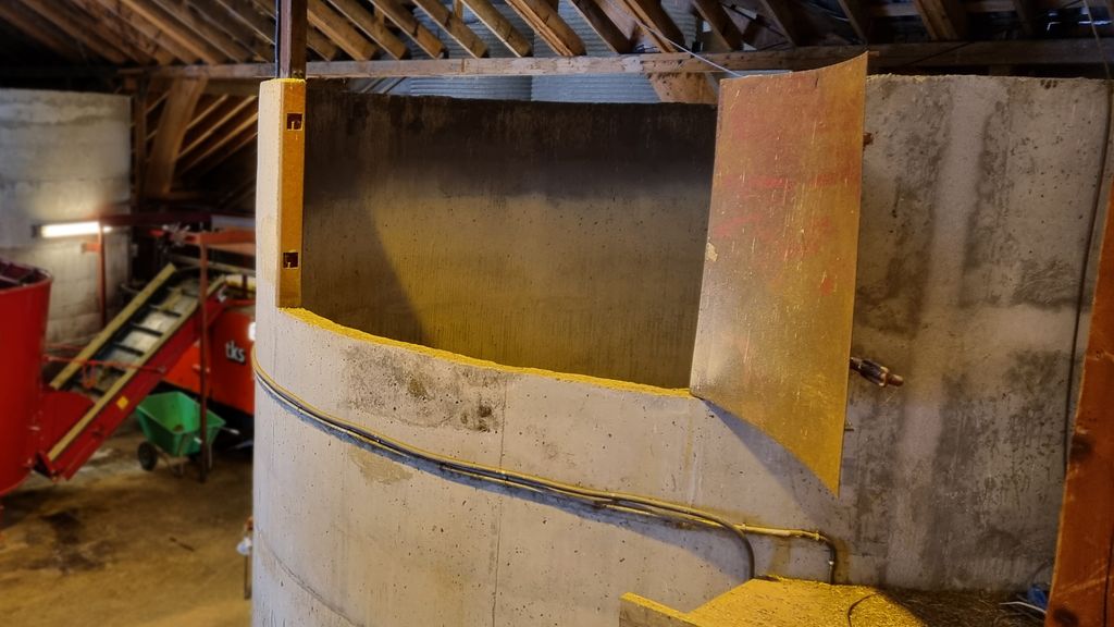 Åpning inn i en stor, sylinderformet bygning som er en del av et annet bygg. Foto.