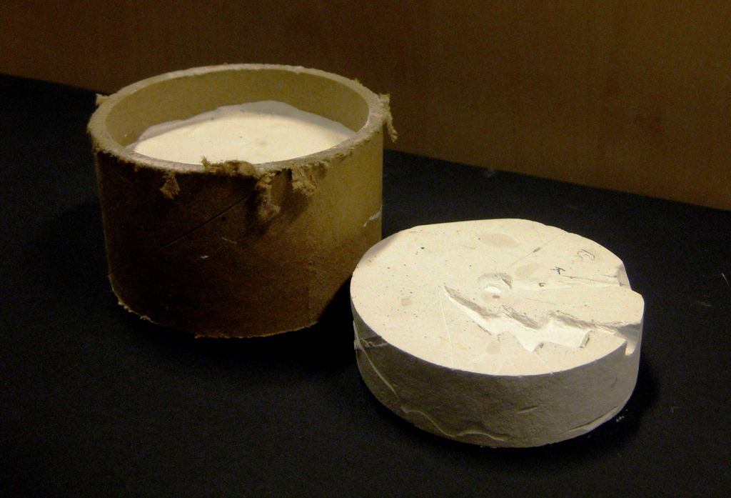 To gipsformer, en er støpt i et papprør. Foto.