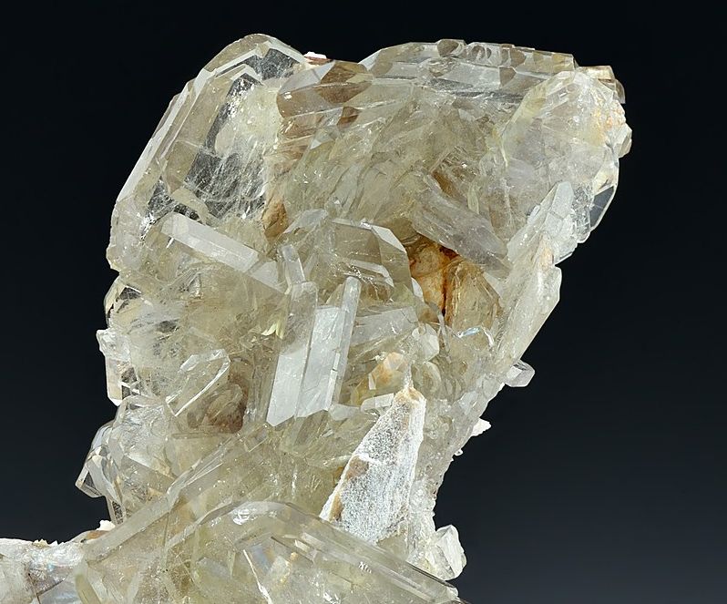 En hvit krystallstruktur dannet av barytt. Foto.