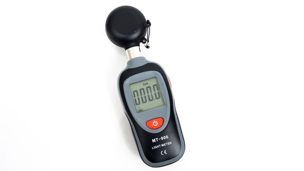 Lysmåler med stort display, en stor av/på-knapp og teksten light meter. Foto.