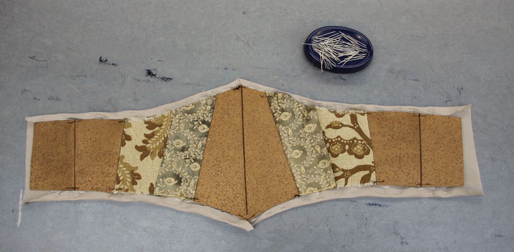 Mønstrete tekstiler er sydd sammen. Foto.