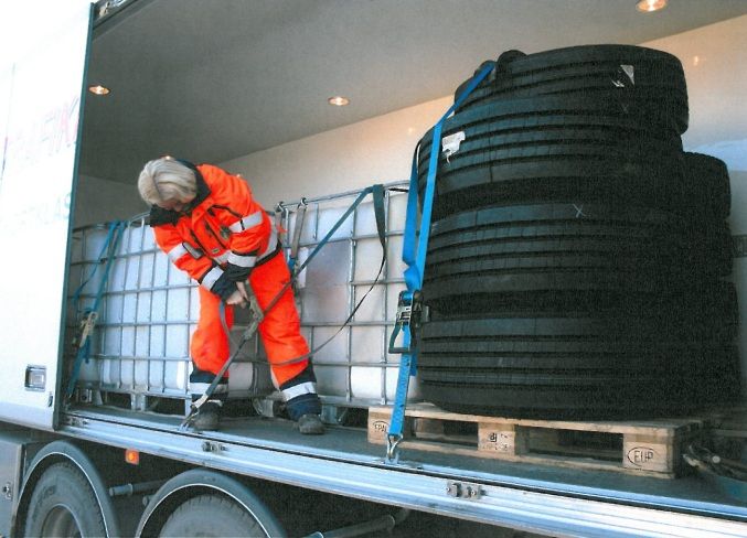 Foto av godssjåfør i lasterommet.