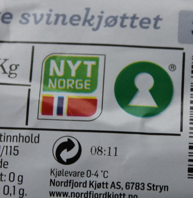 Logoane til Nyt Norge og nøkkelholsmerket på ein etikett. Foto.