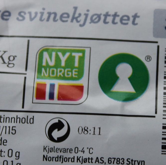 Logoene til Nyt Norge og nøkkelhullsmerket fra en etikett. Foto.