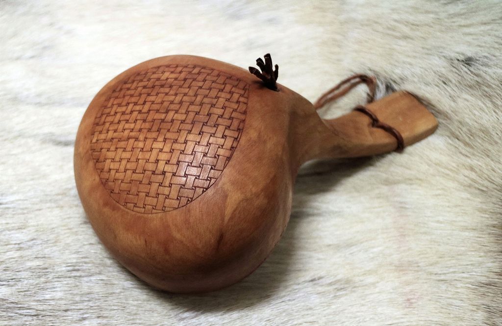 Dekorert samisk trekopp på reinsdyrskinn. Foto.