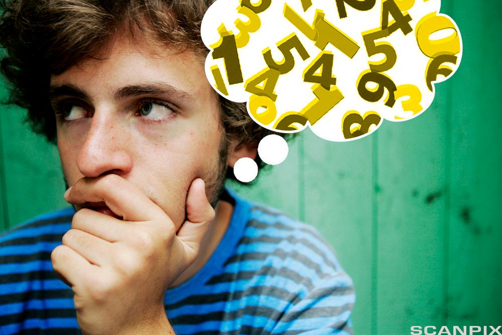 Tankefull gutt med tankeboble fylt med tall. Foto.