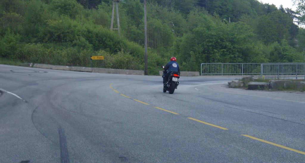 Motorsykkel i høyresving. Foto.