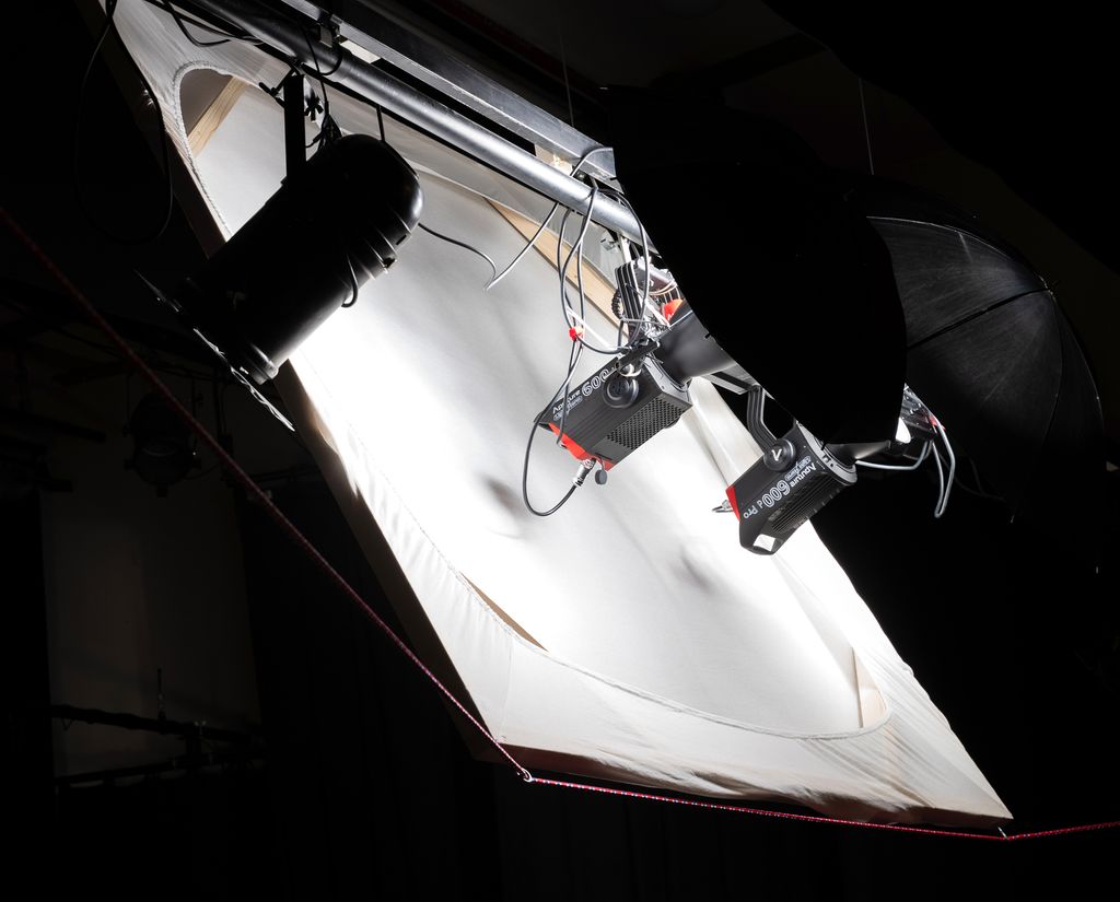 Rigg av lamper for indirekte lyssetting i studio. Foto.