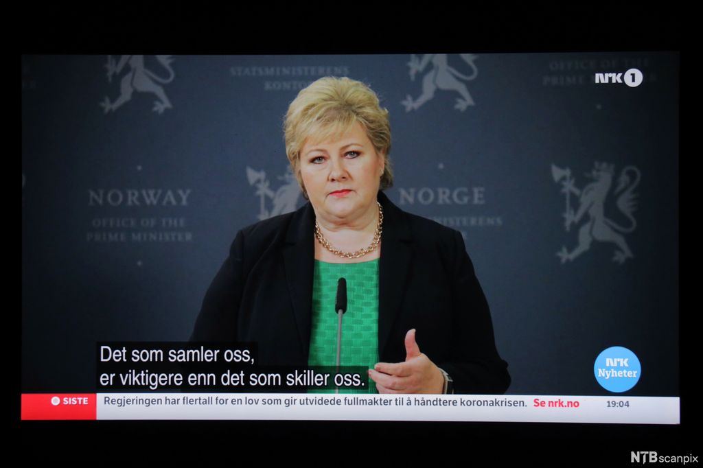 Bilde av TV-skjerm der en dame sier at det som samler oss er viktigere enn det som skiller oss. Foto.