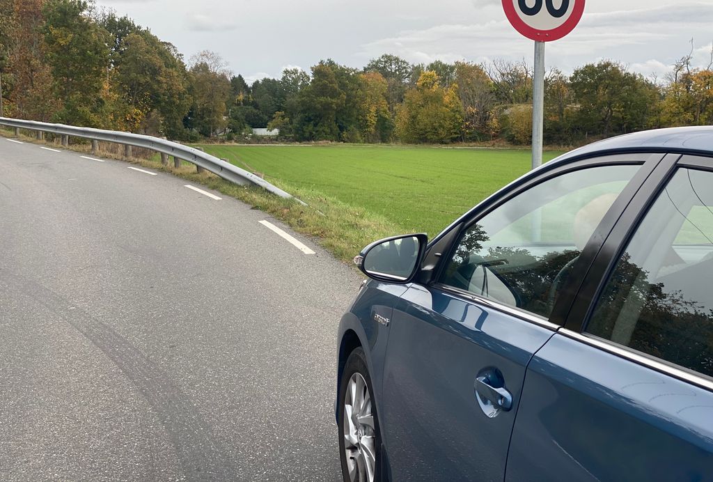 Tjaktje-giesege. Plaave bïjle asfalt-geajnosne tjöödtjehtamme 60-sonen sjïlten uvte. Guvvie.