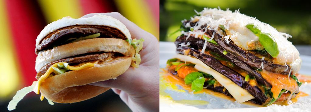 To hamburgere, én av kjøtt og én vegetarburger. Begge har flere lag og ser innbydende ut. Foto.