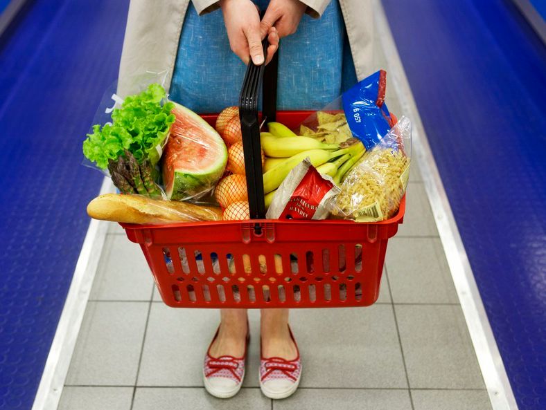 Ung kvinne med handlekurv. Foto.