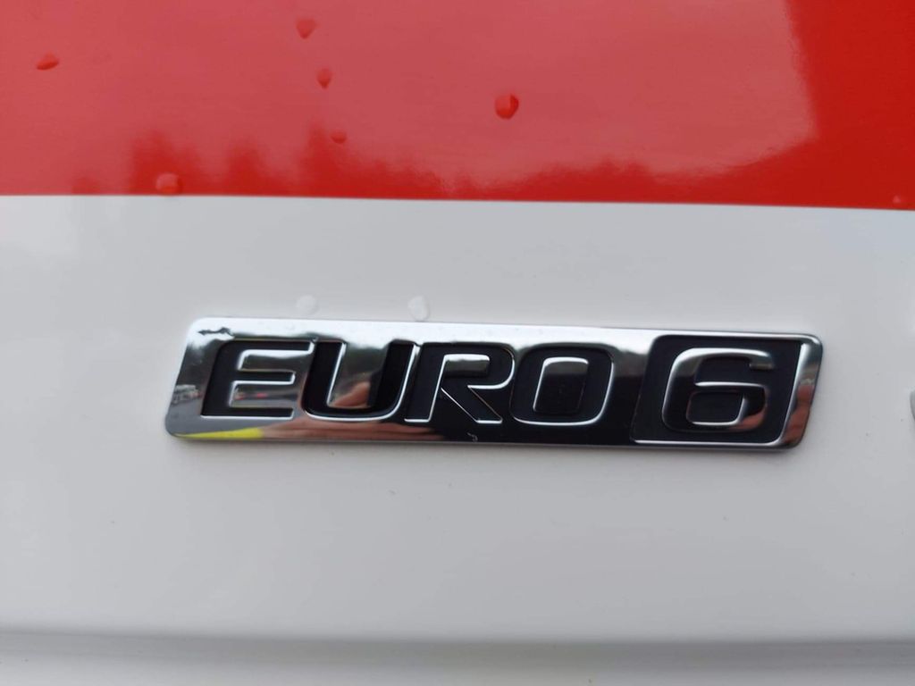 Bildet viser nærbilde av et Euro 6-emblem på en lastebil. Foto.