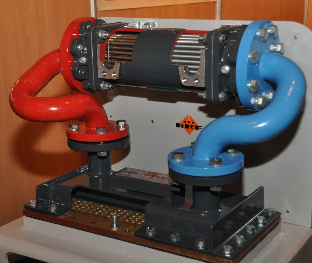 Industriell rørvarmeveksler. Deler av rørinnsatsen er synlig. Foto.