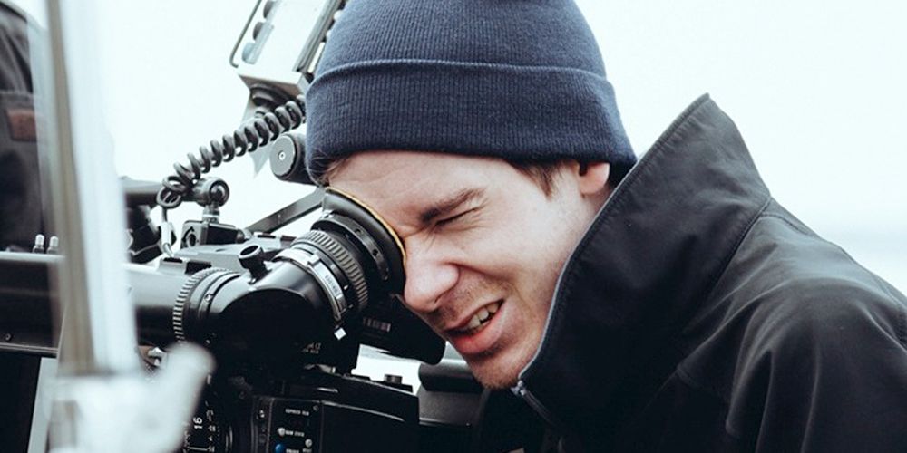 Mann filmer med kamera. Foto