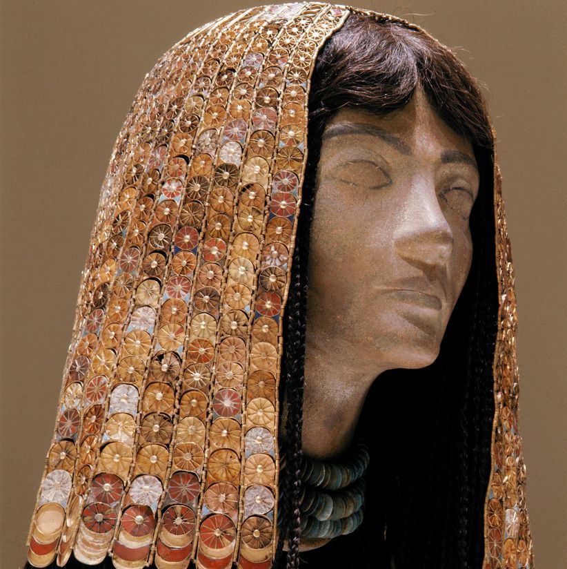 Statue med hodeplagg fra Egypt, laget av gull og glass. Foto.