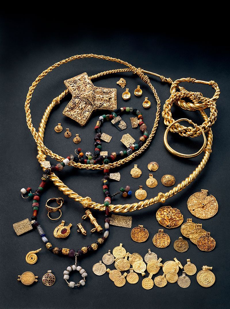 Smykker av gull og forgylt sølv fra vikingtiden. Disse smykkene er fra Hoenskatten fra Øvre Eiker. Foto. 