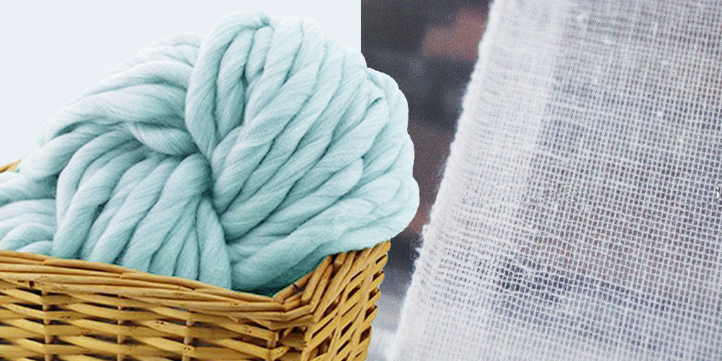 Tekstiler i kurv. Foto.