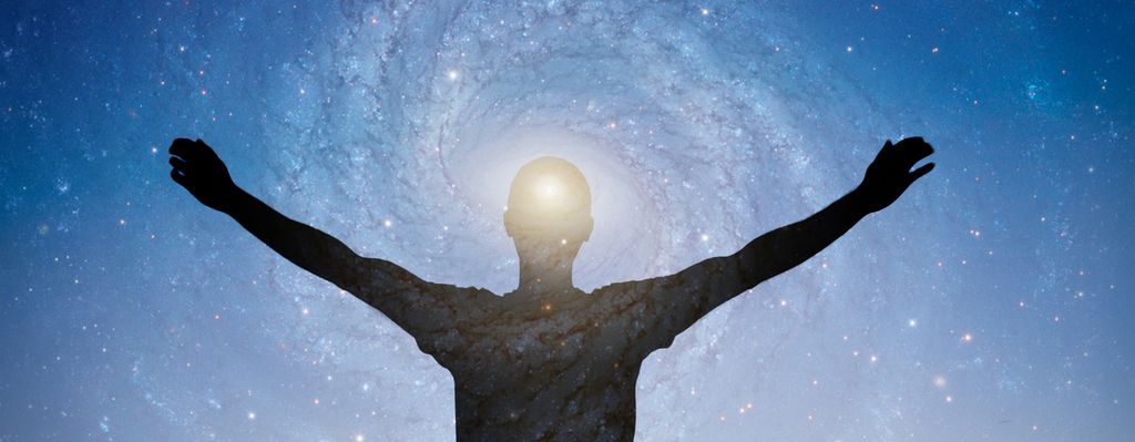 Person med en himmel i bakgrunnen. Siluett.