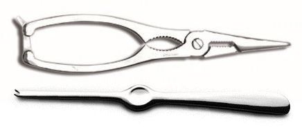 Skalldyrtang og skalldyrgaffel mot hvit bakgrunn. Foto.