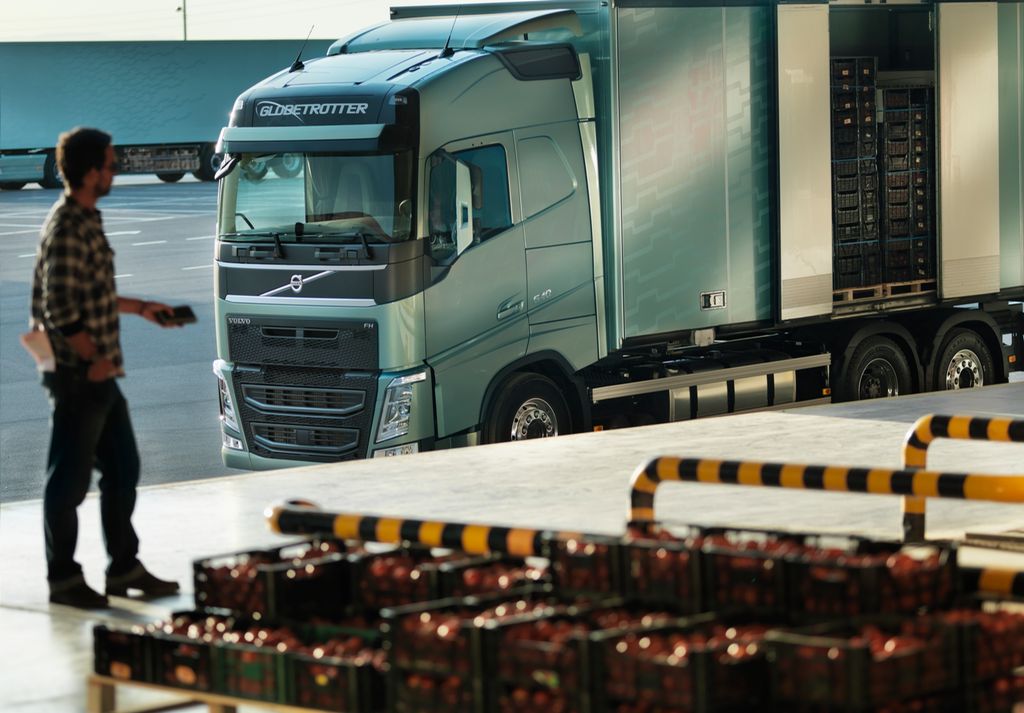 En lastebil ved en lasterampe. Foto.