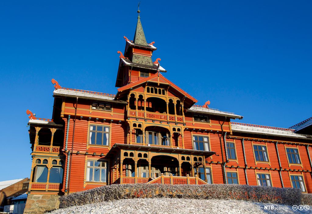 Eksteriør i raudt, grønt og gult av Holmenkollen Park Hotel Rica i Oslo. Foto.