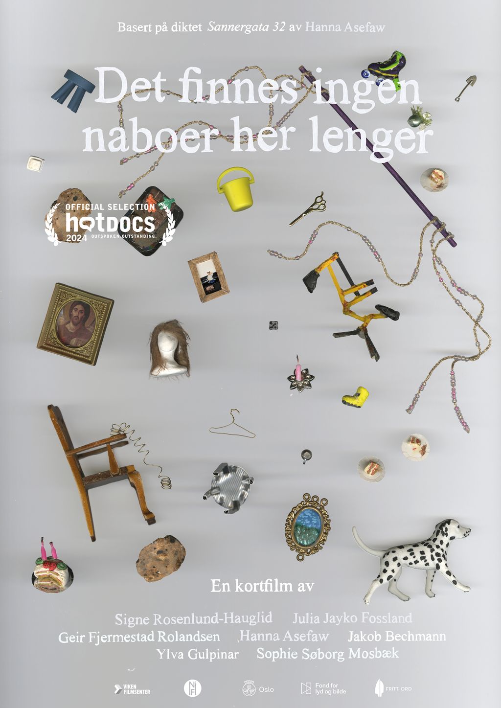 Filmplakat som viser et foto av mange miniatyrgjenstander spredt utover. Her er blant annet ei bløtkake med to lys, en dalmatiner, en kleshenger, en ødelagt stol, en byste med parykk, en lekegravemaskin, en saks, en støvel og et portrett av Jesus. Tittelen Det finnes ingen naboer her lenger står øverst. Plakat.